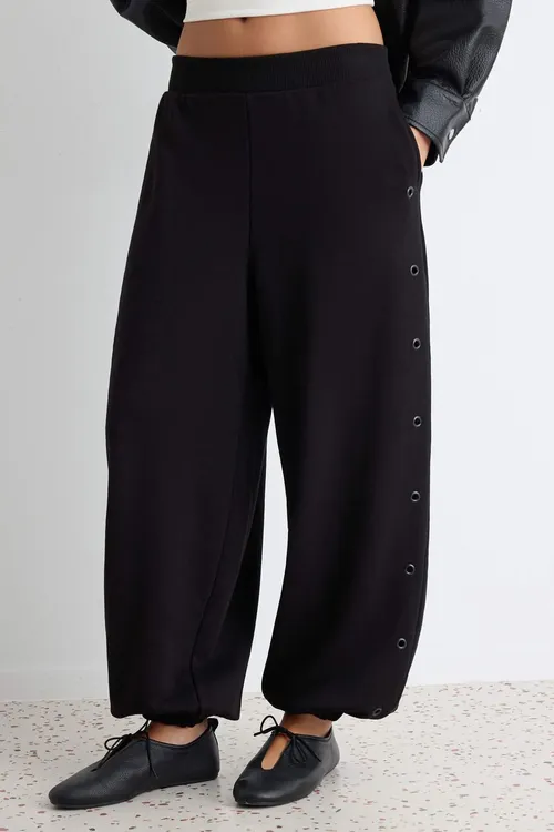 Galyň halkaly detallary bolan, bili we aýak ujy rezinli gara örme jogger sport balagy TWOAW27EA00007 - 36524032 — surat 3/4