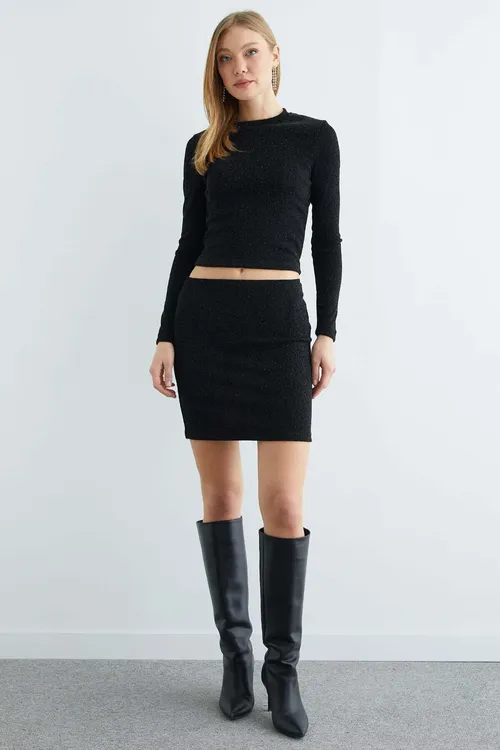 Beli rezinli daşly, ýalpyldawuk mini ýubka - 34101396