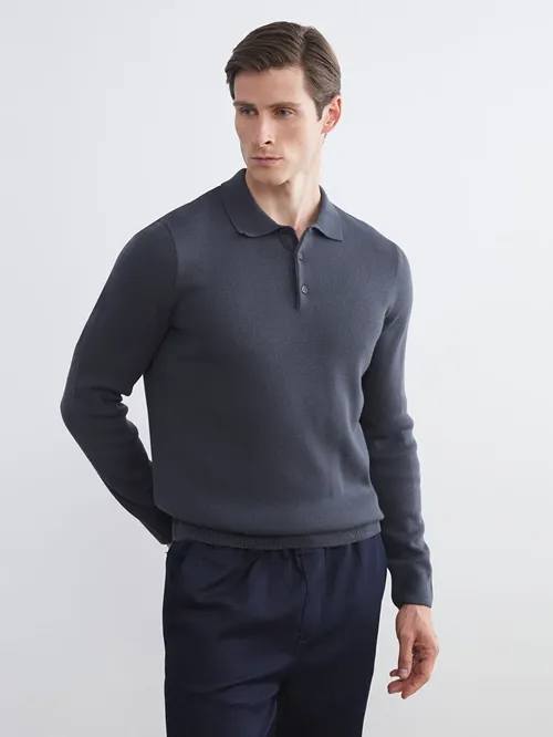 Erkekler üçin polo ýakaly örülen jemper - 28885974