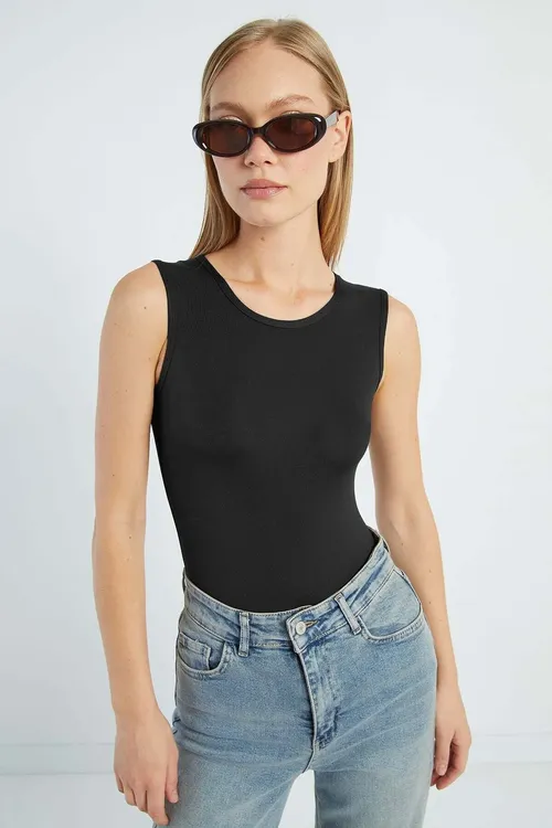 Tegelek ýakaly gysgyçly Basic bodisi - 36630994