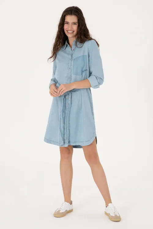 Aýallar üçin gök reňkli kemerli jinsy mini-köýnek - 31570374