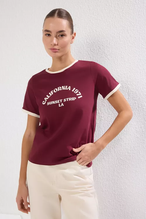 Bordo 100% pagta slogan printli kontrast gyra detallary bolan trikotaž futbolka TWOSS24TS00105 - 27077876
