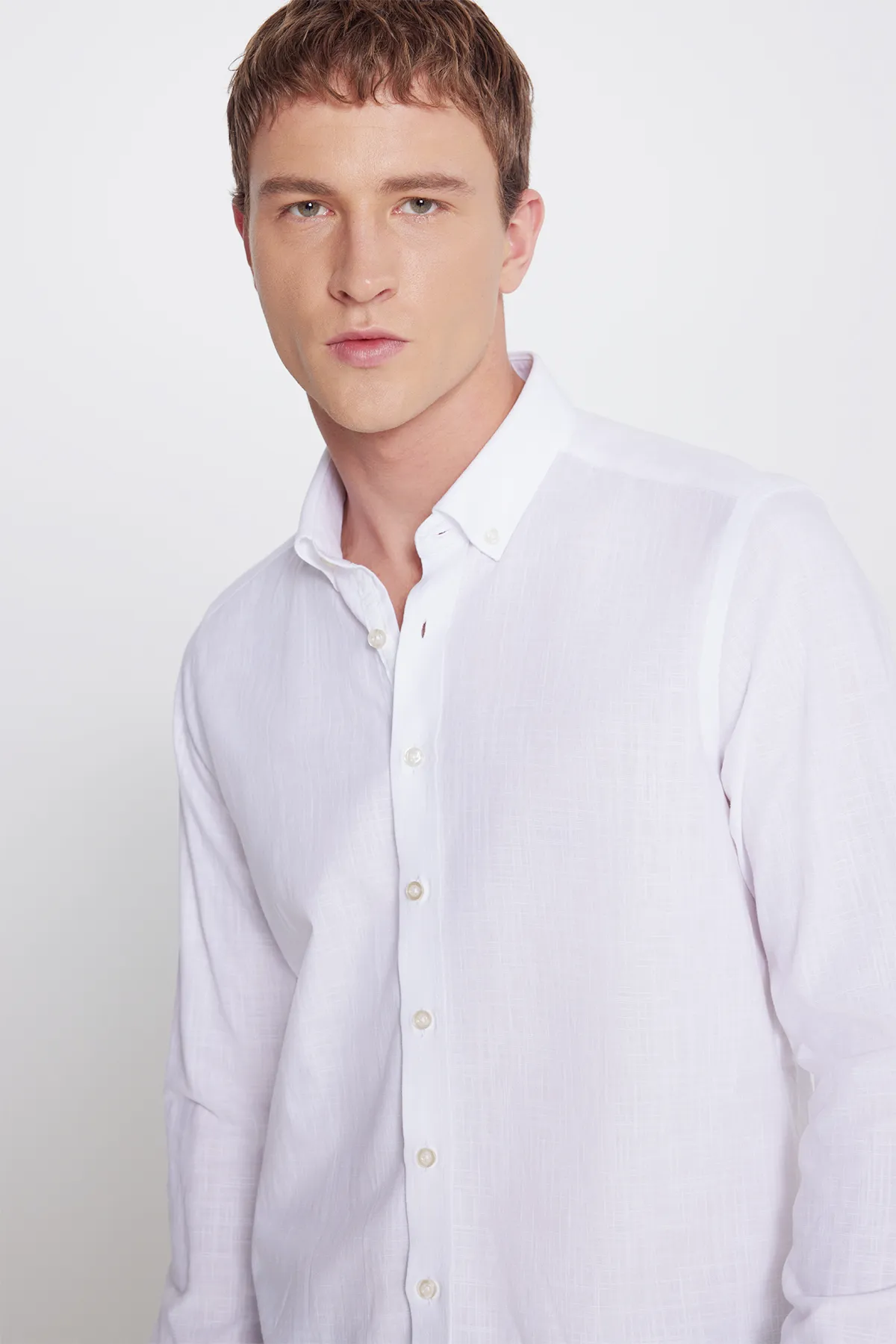 Ilikli ýakaly, dar kesimli Slim Fit köýnekçe, ak - 34225580 — surat 4/6