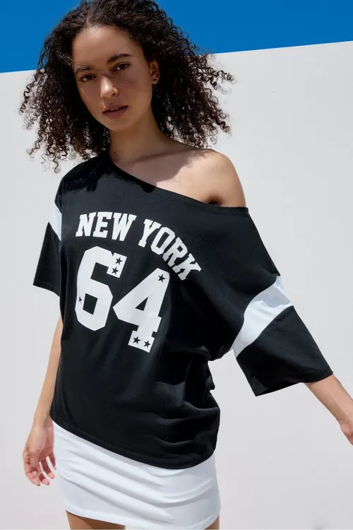 New York 64 çapa bezegli gysga ýeňli futbolka - 36015086
