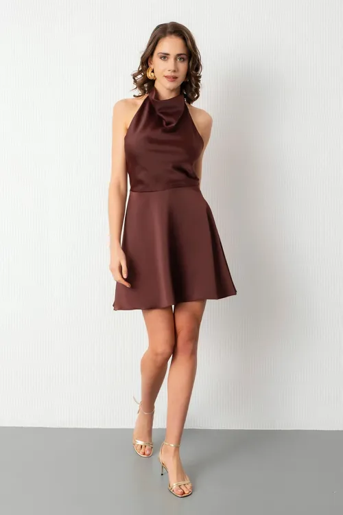 Zenanlar üçin goňur reňkli arkasy açyk mini satin uçurym agşamy köýnegi - 33430952