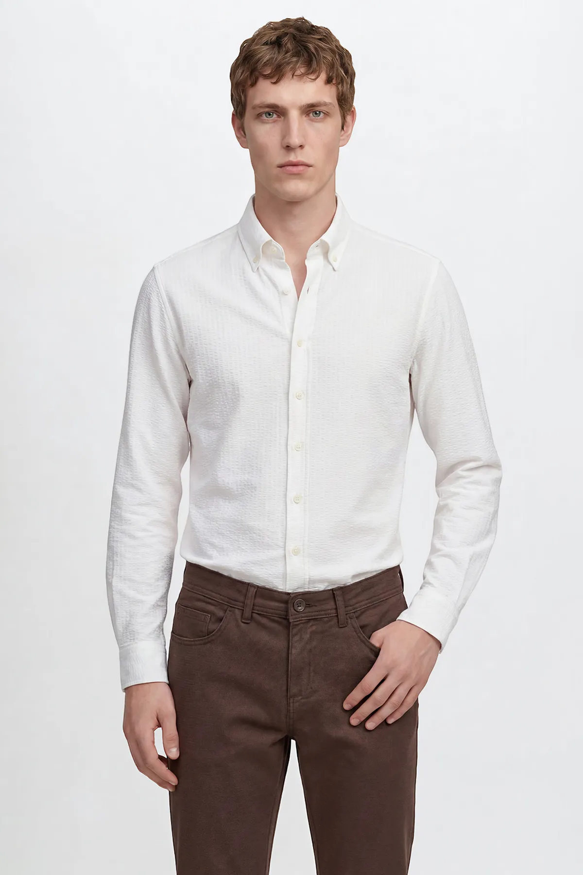 Ak reňkli gofre naköşli travel dar gurluşly ýakasy düwmeli köýnek Tailored Slim Fit - 35804704 — surat 4/5