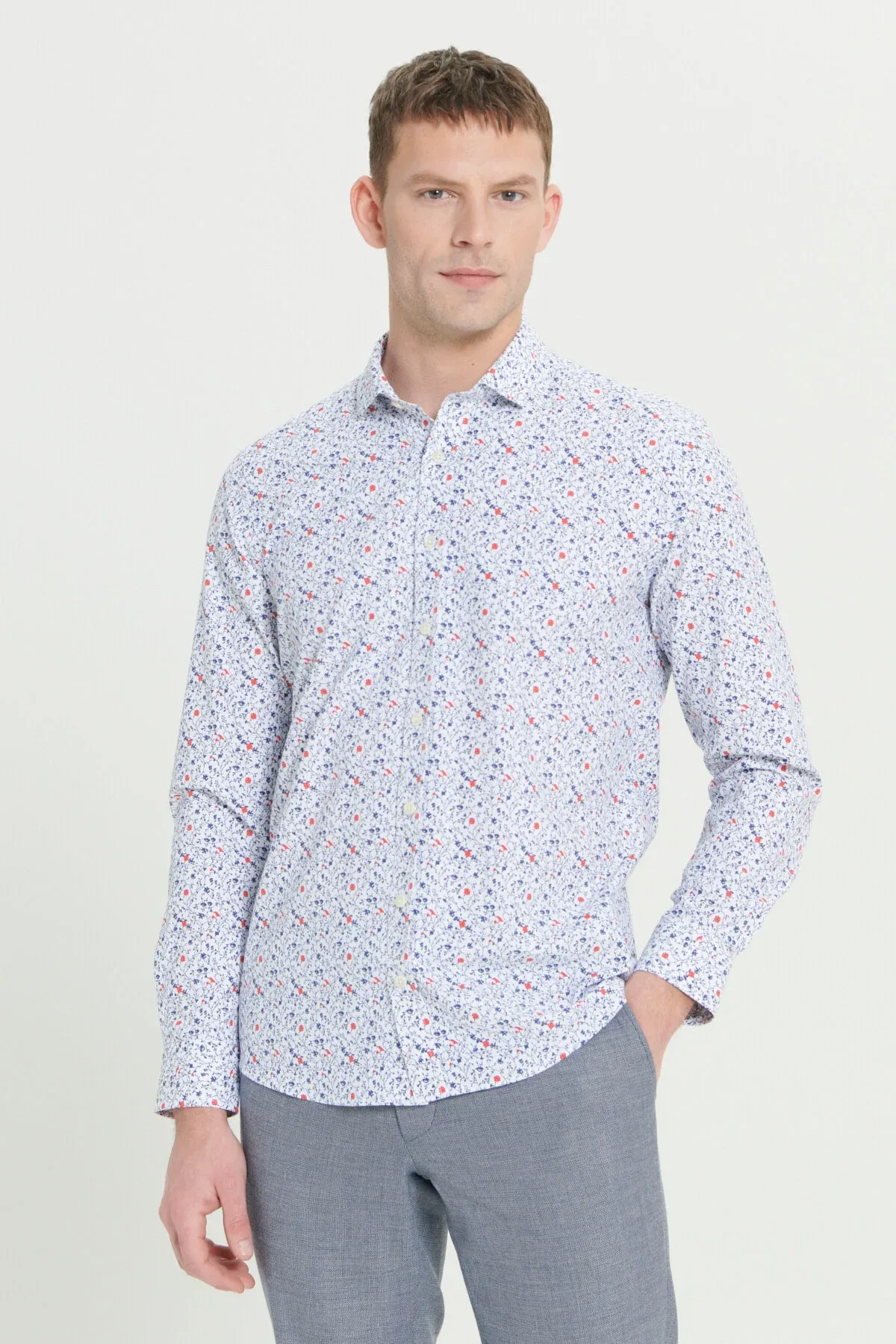 Erkek ak-gök pagta slim fit dar kesim kiçi italýan ýakaly nagyşly köýnek - 35835115 — surat 1/8