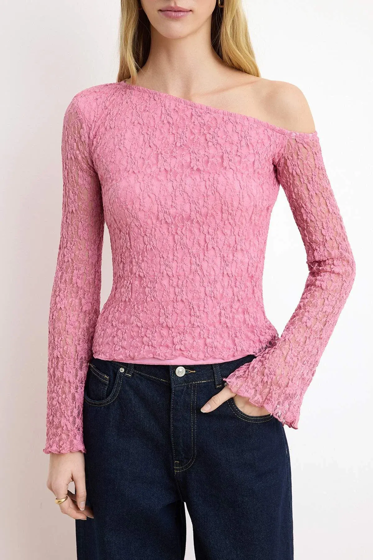 Gül gury-ekru, dantelli, asimmetrik ýakaly, bedene oturýan (fitted) örme bluzka - 34059802 — surat 3/4
