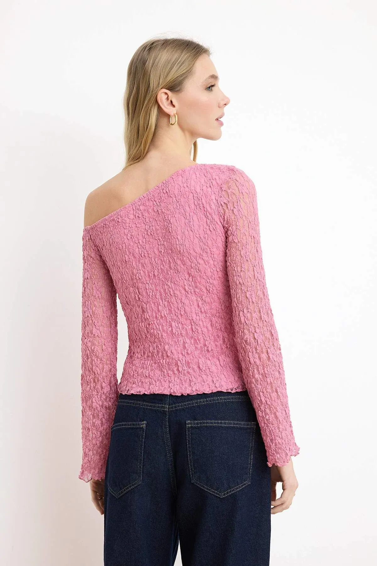 Gül gury-ekru, dantelli, asimmetrik ýakaly, bedene oturýan (fitted) örme bluzka - 34059802 — surat 4/4