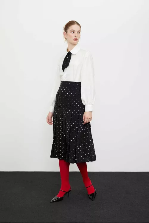 Ak-gara nokatly plisirlenen ýubka - 24958276