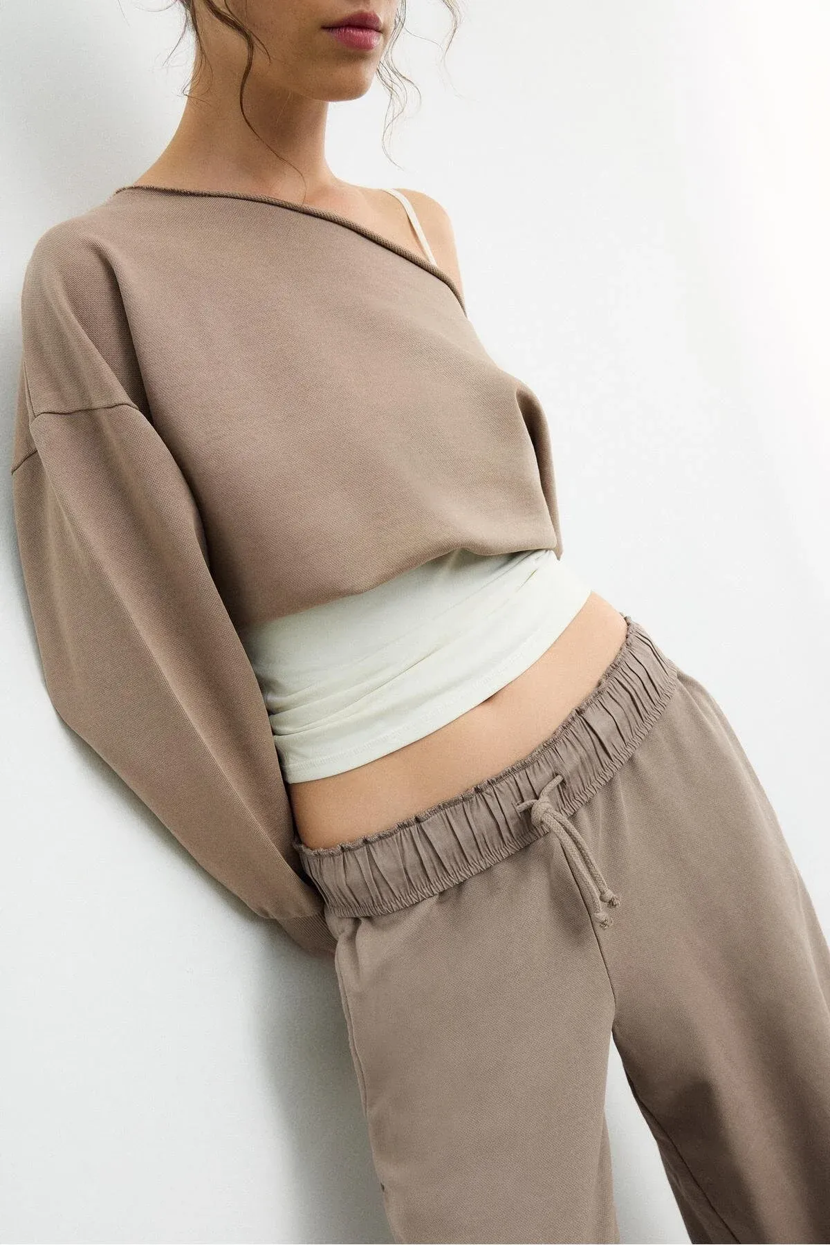 Ýuwlan görnüşli, göni biçüwli jogger balak - 34089466 — surat 4/8