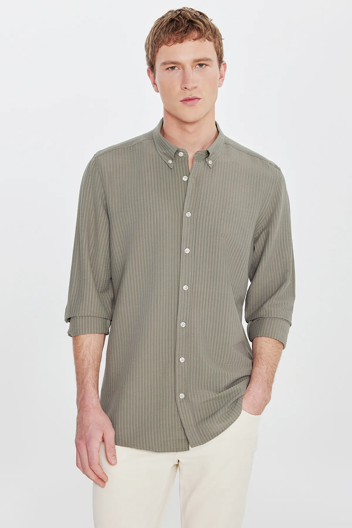 Tailored Slim Fit dar biçüwli ýakasy ilikli gofre nagyşly Travel haki köýnek - 34176045 — surat 1/5