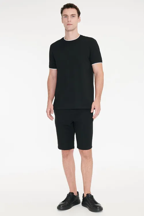Slim fit dar kesim ýan çepli gofre nagyşly çeýe gara şort - 36613798