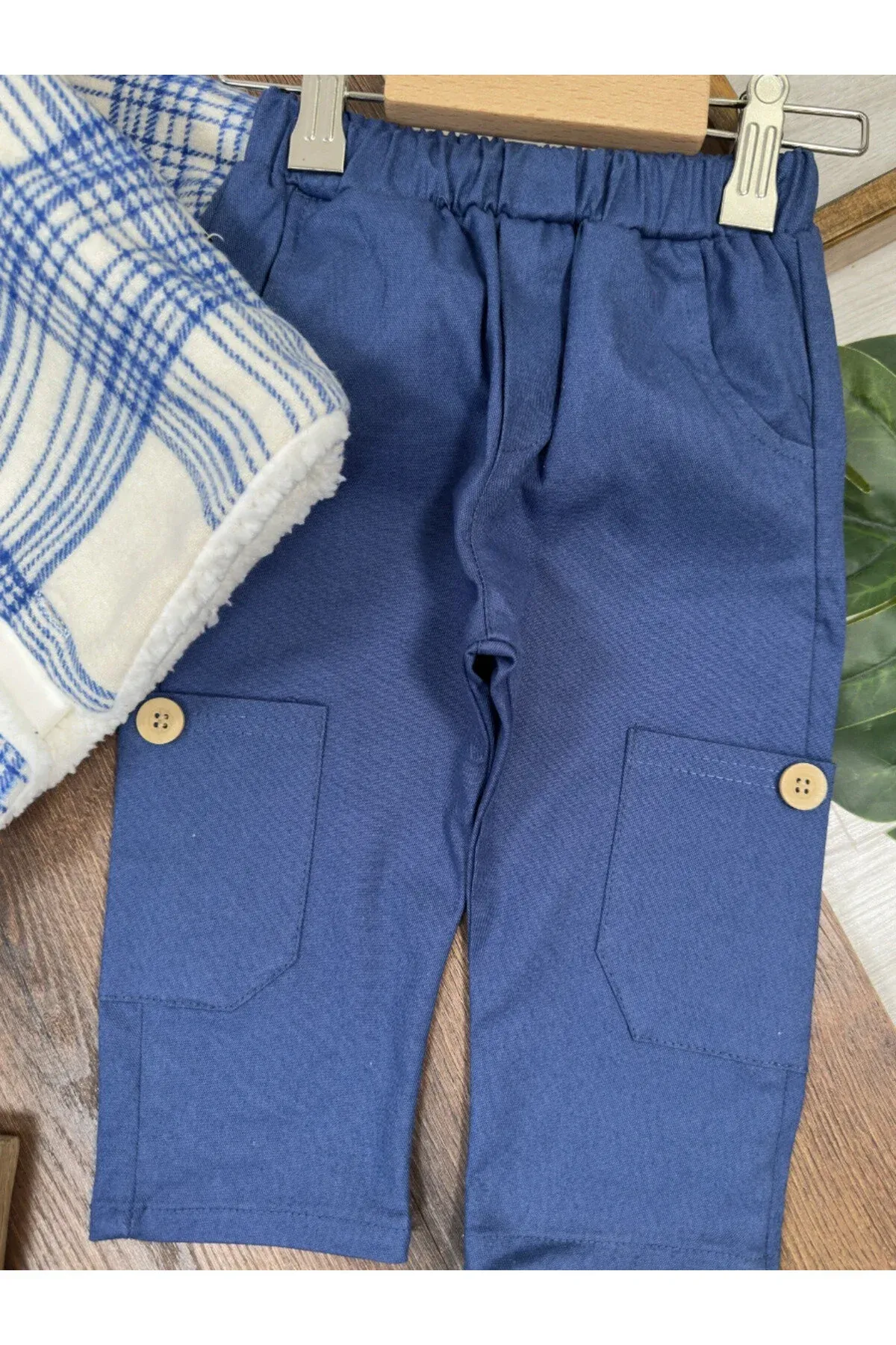 Oglan bäbekler üçin 3 bölekli gyşky toplum: içi sütükli kurtka, aýyjygyň suraty bolan bodi we likraly gabardin balak - 36748395 — surat 4/8