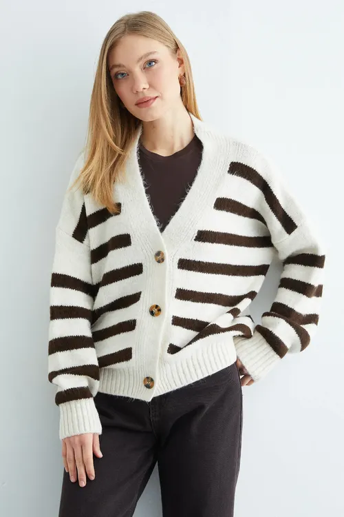 Şeritli düwmeli V ýaka oversize triko hirka - 33756335