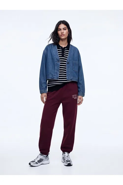 Dar biçüwli Slim Fit aýratyn ýakaly çyzykly gara jemper - 36883392