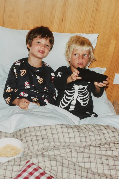 1,5-6 ýaş / Garaňkyda ýalkym saçýan skeletli pijama toplumy - 36790901