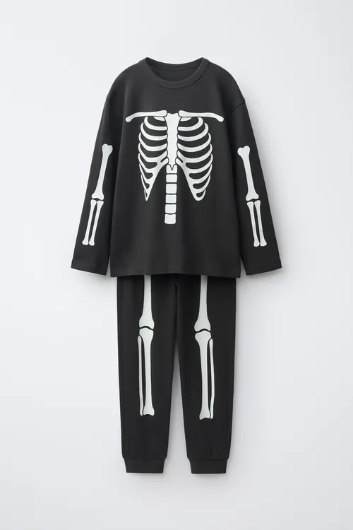 6-14 ýaş / Garaňkyda ýalkym saçýan skeletli pijama - 36790819