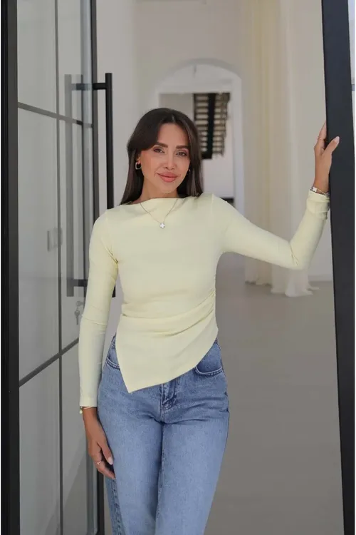 Gapdaly bürgülü asimmetrik sary bluzka - 36868737