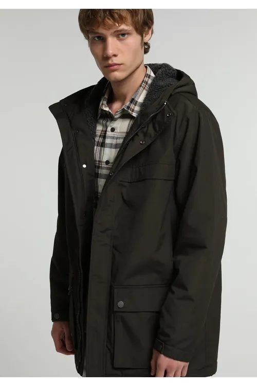 Erkekler üçin ýaşyl başgaply sydyrmaly içlikli Regular Fit palto - 36889295