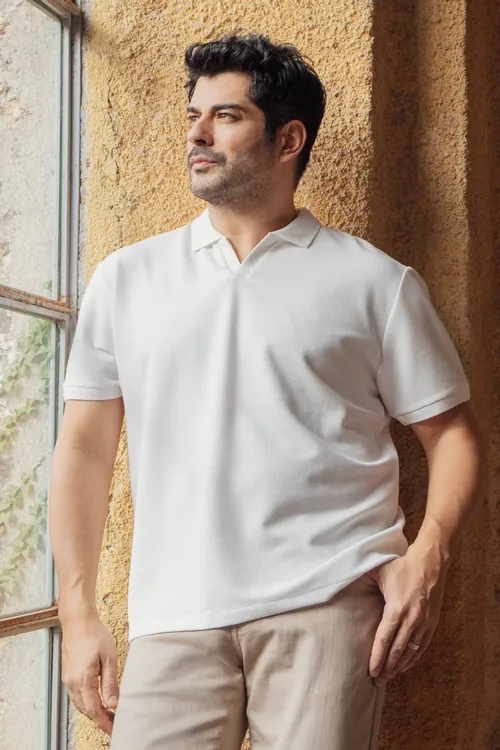 Erkekler üçin ekrýu reňkli Slim Fit dar biçüwli polo ýakaly çeýe žakkard futbolka - 36918795