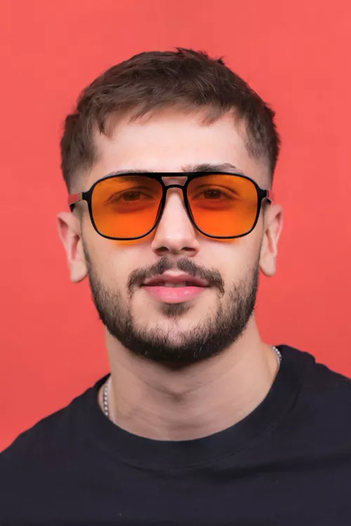 Orange günüň şöhlesinden goraýan äýnek - 23573772