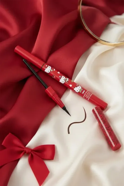 Lisanslı Hello Kitty Likit Eyeliner 02 Goýy Goňur – Görnüp Duran We Dengeli Görnüş - 37007835